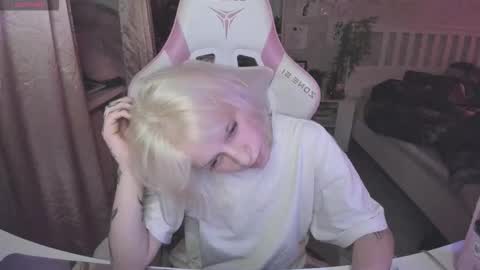 Snapshot of rapunzel_cute chatting on 11.22.25 Rapunzel online show from 11.22.25