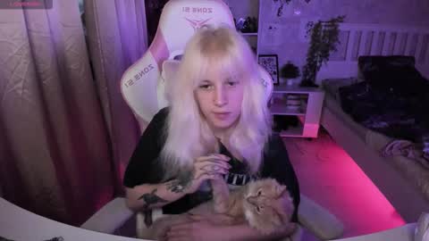 Snapshot of rapunzel_cute chatting on 11.26.25 Rapunzel online show from 11.26.25