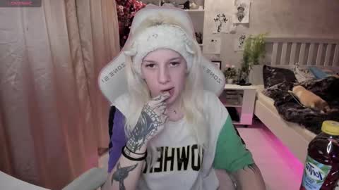 Snapshot of rapunzel_cute chatting on 11.29.25 Rapunzel online show from 11.29.25