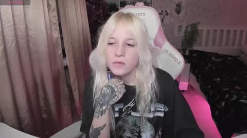 Snapshot of rapunzel_cute chatting on 12.03.25 Rapunzel online show from 12.03.25