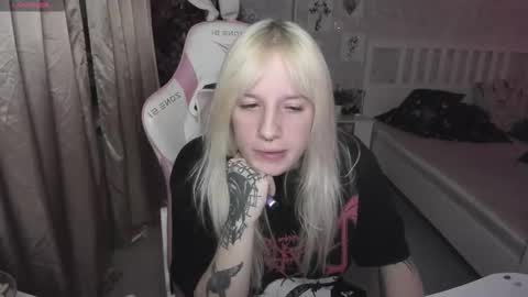 Snapshot of rapunzel_cute chatting on 12.21.25 Rapunzel online show from 12.21.25