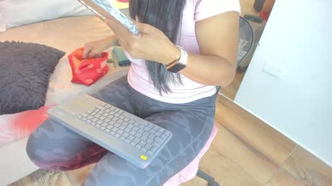 Snapshot of raquel_moore chatting on 01.04.25 Raquel Moore online show from 01.04.25