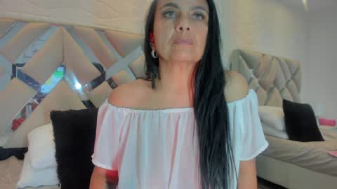 Snapshot of raquel_moore chatting on 01.23.25 Raquel Moore online show from 01.23.25