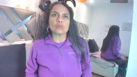 Raquel Moore  online show from 10.12.25