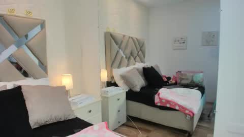 Raquel Moore  online show from 11.22.25