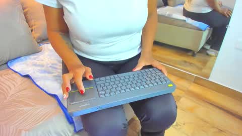 Raquel Moore  online show from 12.15.25