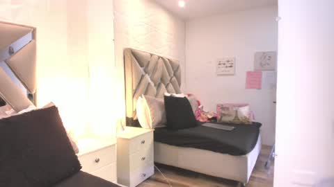 Raquel Moore  online show from 02.26.26