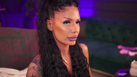 Raquelle online show from 01.02.25