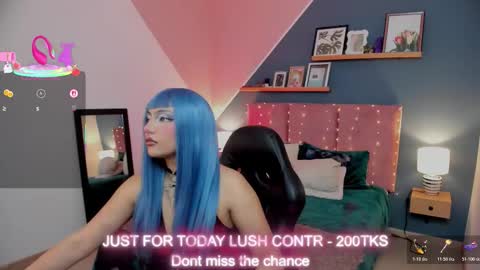 Snapshot of raven_curly chatting on 11.20.25 Raven Curly online show from 11.20.25