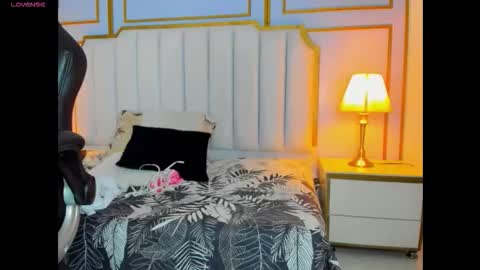 raven_jade_ online show from 09.17.25