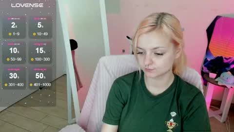 Snapshot of red_bestie_ chatting on 09.18.25 Bestie online show from 09.18.25