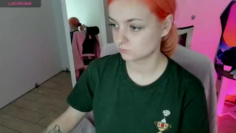 Snapshot of red_bestie_ chatting on 09.29.25 Bestie online show from 09.29.25