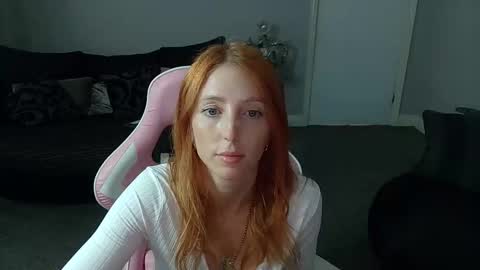 Snapshot of red_firesquirt chatting on 10.08.25 Red - online show from 10.08.25