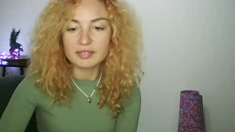 Snapshot of reddgirll chatting on 01.19.25 reddgirll online show from 01.19.25
