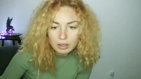 Snapshot of reddgirll chatting on 01.19.25 reddgirll online show from 01.19.25