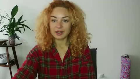 Snapshot of reddgirll chatting on 01.24.25 reddgirll online show from 01.24.25