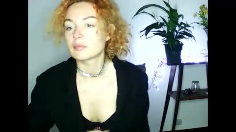 Snapshot of reddgirll chatting on 02.14.25 reddgirll online show from 02.14.25