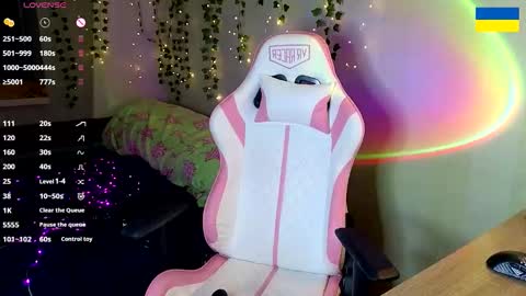 Snapshot of redvelveten chatting on 09.10.25 Ronnie online show from 09.10.25