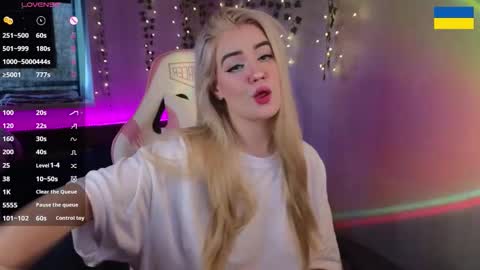 Snapshot of redvelveten chatting on 09.27.25 Ronnie online show from 09.27.25