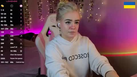 Snapshot of redvelveten chatting on 09.29.25 Ronnie online show from 09.29.25