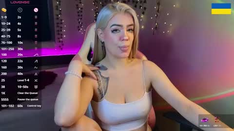 Snapshot of redvelveten chatting on 10.02.25 Ronnie online show from 10.02.25