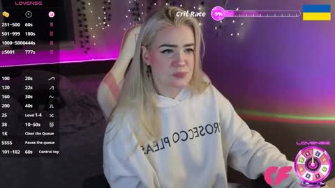 Snapshot of redvelveten chatting on 10.09.25 Ronnie online show from 10.09.25