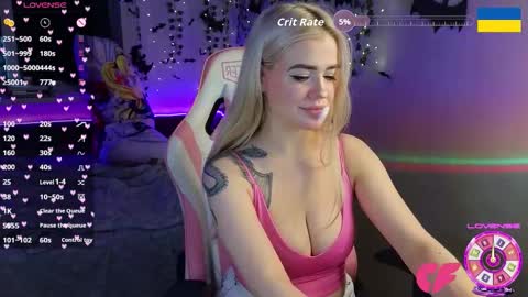 Snapshot of redvelveten chatting on 10.18.25 Ronnie online show from 10.18.25