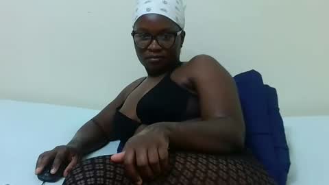 Snapshot of reem_wonder chatting on 12.21.24 Reem online show from 12.21.24