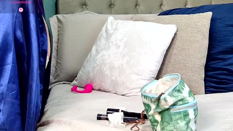 Yanella online show from 10.25.25