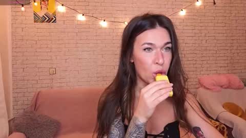 Snapshot of reginahawkinss chatting on 10.09.25 ReginaHawkinss online show from 10.09.25