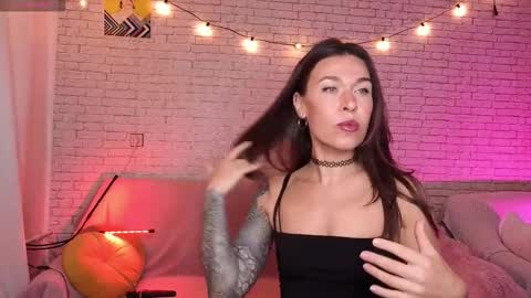 Snapshot of reginahawkinss chatting on 10.22.25 ReginaHawkinss online show from 10.22.25