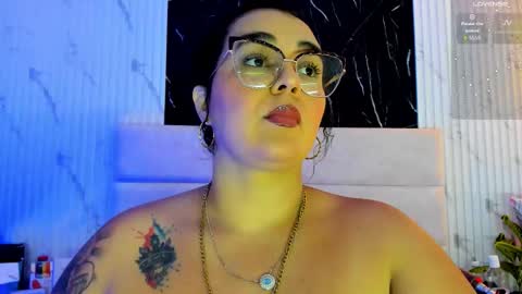 reginavegaa online show from 10.10.25