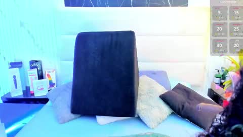 reginavegaa online show from 10.27.25