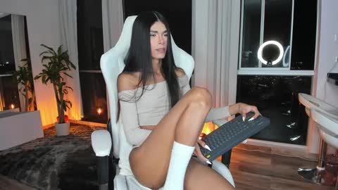 Snapshot of reichel_gray chatting on 01.18.25 REICHEL online show from 01.18.25