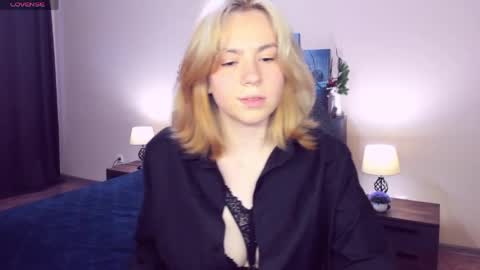 Snapshot of remipeach chatting on 05.19.26 RemiPeach online show from 05.19.26