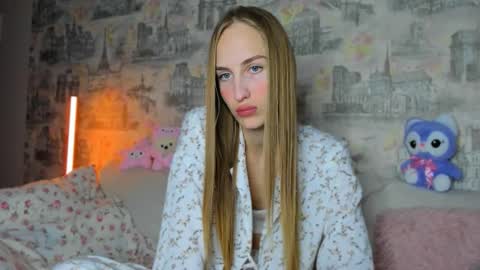 Snapshot of renewalri chatting on 10.19.25 Rina online show from 10.19.25