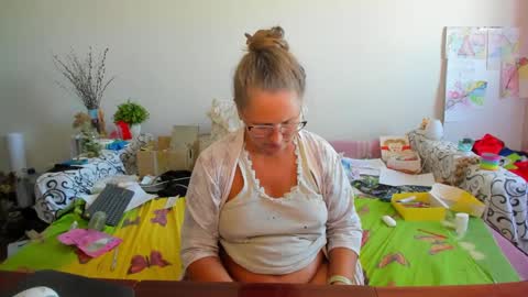 Anna - not anna - right Anna  online show from 09.25.25