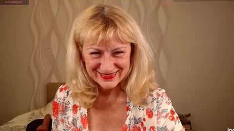 Snapshot of riley_annet chatting on 10.11.25 Riley online show from 10.11.25