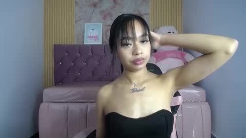 Snapshot of riri_ch1 chatting on 09.11.25 Rihan More online show from 09.11.25