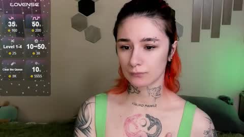 Snapshot of riskypussy chatting on 10.28.25 MIley online show from 10.28.25