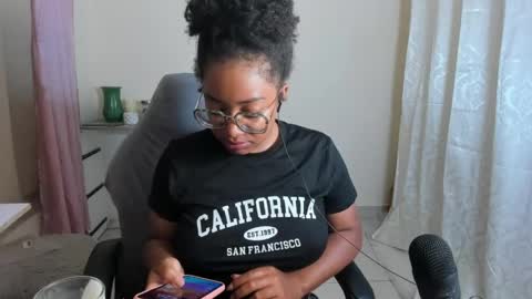 Snapshot of romantic_stargirl chatting on 05.11.26 Is A Belle online show from 05.11.26
