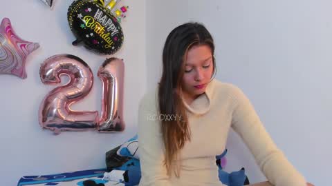 Snapshot of rooxxyy_ chatting on 01.06.25 online show from 01.06.25