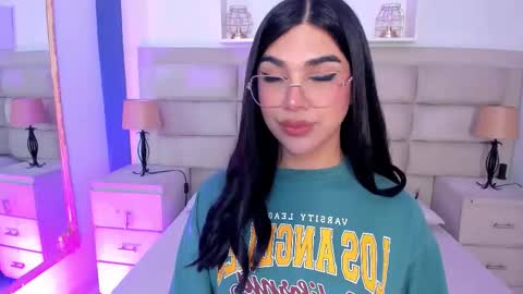 Snapshot of rosecassie chatting on 09.25.25 Rose online show from 09.25.25