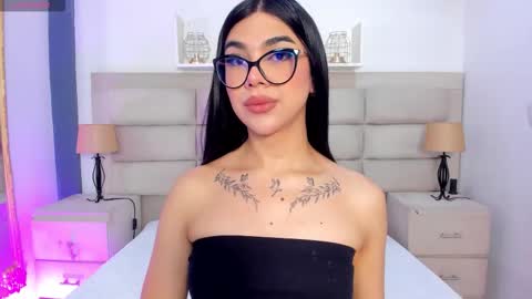 Snapshot of rosecassie chatting on 10.02.25 Rose online show from 10.02.25