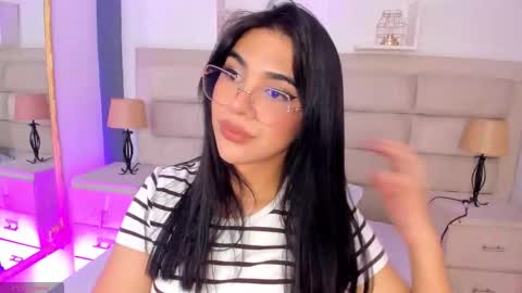 Snapshot of rosecassie chatting on 10.20.25 Rose online show from 10.20.25