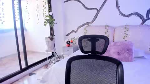 Snapshot of rosecassie chatting on 10.30.25 Rose online show from 10.30.25