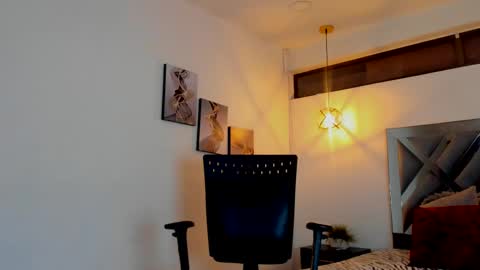 Snapshot of rossi_ss1 chatting on 10.04.25 Ross online show from 10.04.25