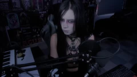 Snapshot of rotten_dreams chatting on 02.19.25 rot online show from 02.19.25