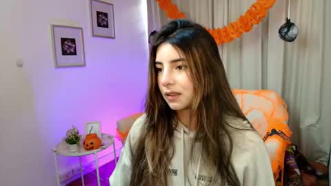 Snapshot of rousee_v chatting on 10.22.25 Rousee online show from 10.22.25