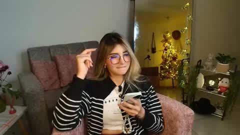 Snapshot of rousee_v chatting on 01.14.26 Rousee online show from 01.14.26